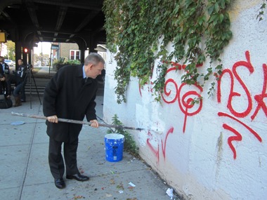 Photo Courtesy of Councilmember Jimmy Van Bramer – Councilmember Jimmy Van Bramer united with residents of Woodside on November 1 to remove unwanted graffiti in the neighborhood.