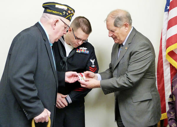 Turner gives medal to son of Queens vet