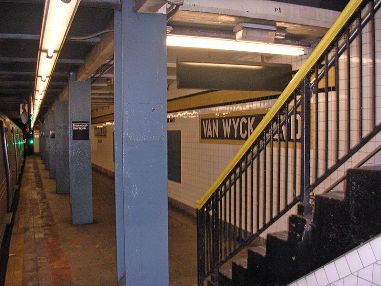 800px-Van_Wyck_Subway_Station_by_David_Shankbone