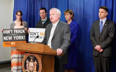 Cuomo delays decision on hydraulic fracturing in state