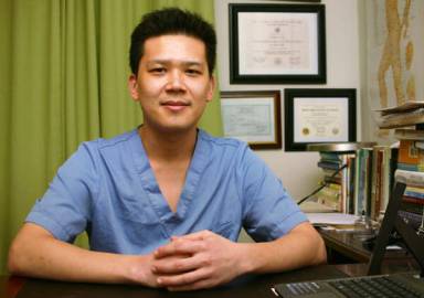 Doc pinpoints pain with Flushing acupuncture clinic