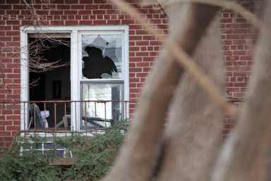 Man dies in Jamaica Estates apartment fire