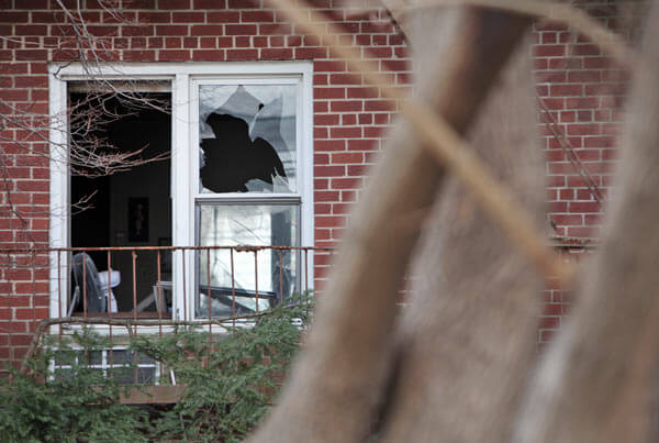 Man dies in Jamaica Estates apartment fire