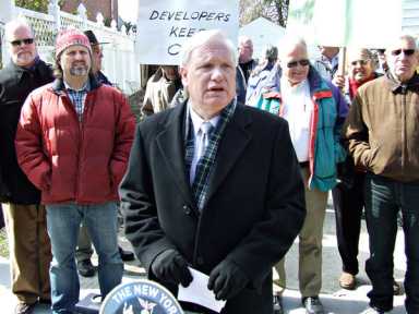 Avella questions proposed changes to Douglaston home