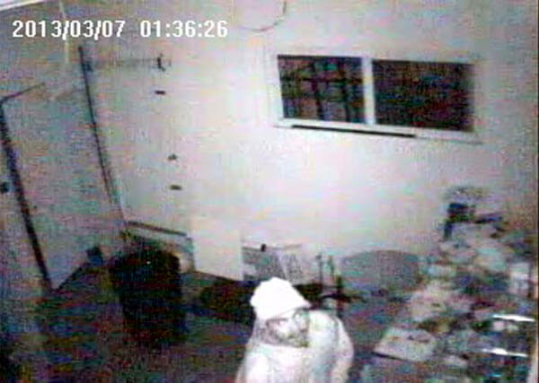 Police on the hunt for cellphone store thieves