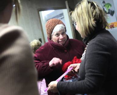 Sandy victims receive JCC Passover meals