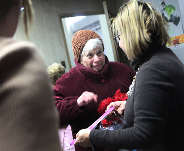 Sandy victims receive JCC Passover meals