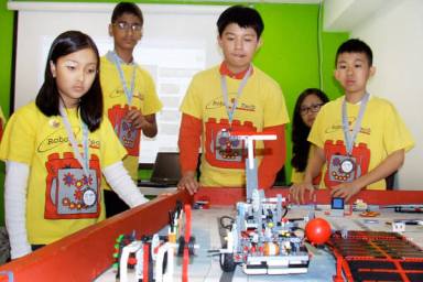 Youths learn about technology through Legos at boro center