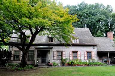 Historical hints hidden in walls of Bowne House