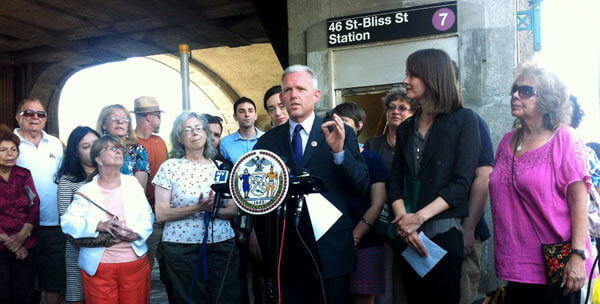 Van Bramer sets out to fight pigeon waste on subway line