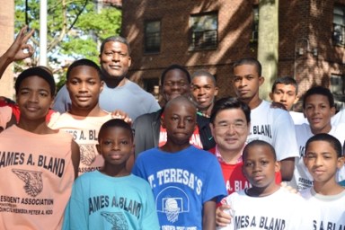 Former Knick Larry Johnson met with young players at the third annual Bland Basketball Tournament.