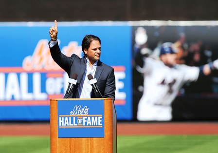 Mike Piazza was inducted to the Mets Hall of Fame.