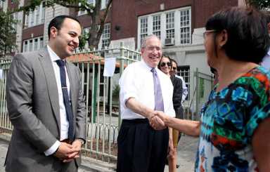 Stringer beats back Spitzer’s late bid