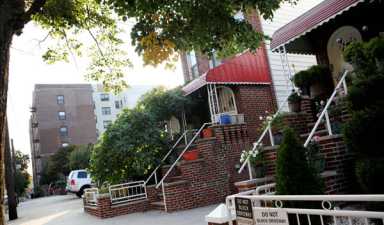 Police converge on Astoria street for report of stabbing: Neighbors