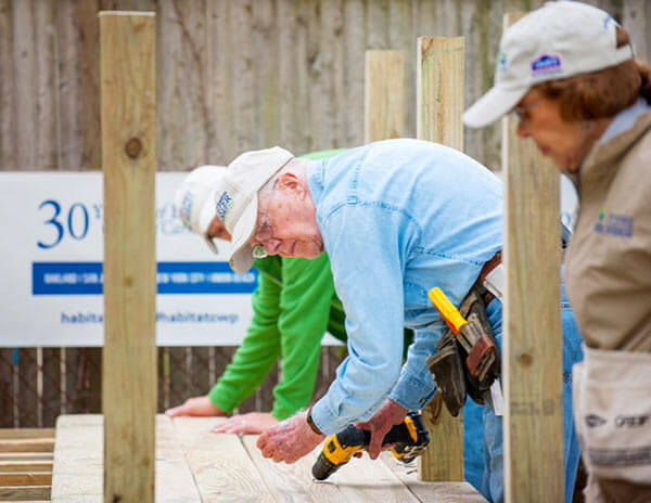 Jimmy Carter lends a hand with Habitat in Qns Village