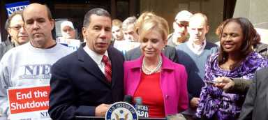 Government employees join Maloney in shutdown protest