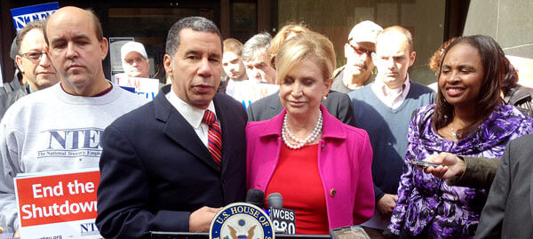Government employees join Maloney in shutdown protest