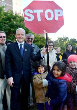 Woodsiders call on DOT to erect stop sign