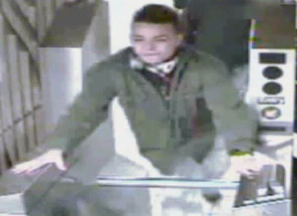 Cops hunt for suspect in subway iPhone theft [With Video]