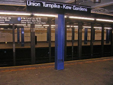 800px-Union_Turnpike-Kew_Gardens_Station_by_David_Shankbone