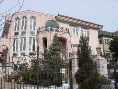 18-room luxury Malba home sells for $2.5M