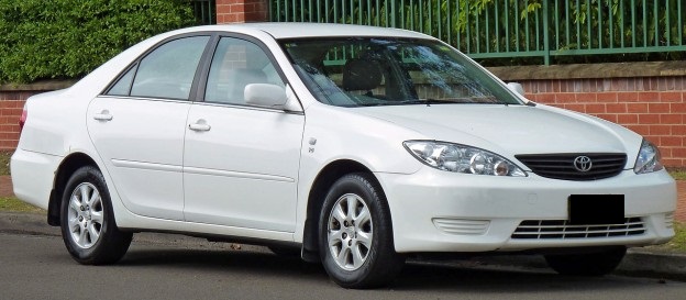 1280px-2005-2006_Toyota_Camry_MCV36R_Altise_Limited_sedan_03-624×273