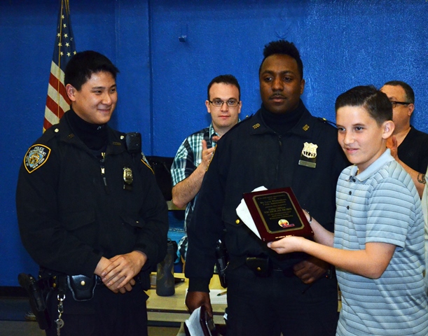 Two 109th Precinct cops show NYPD’s friendly side in Whitestone – QNS