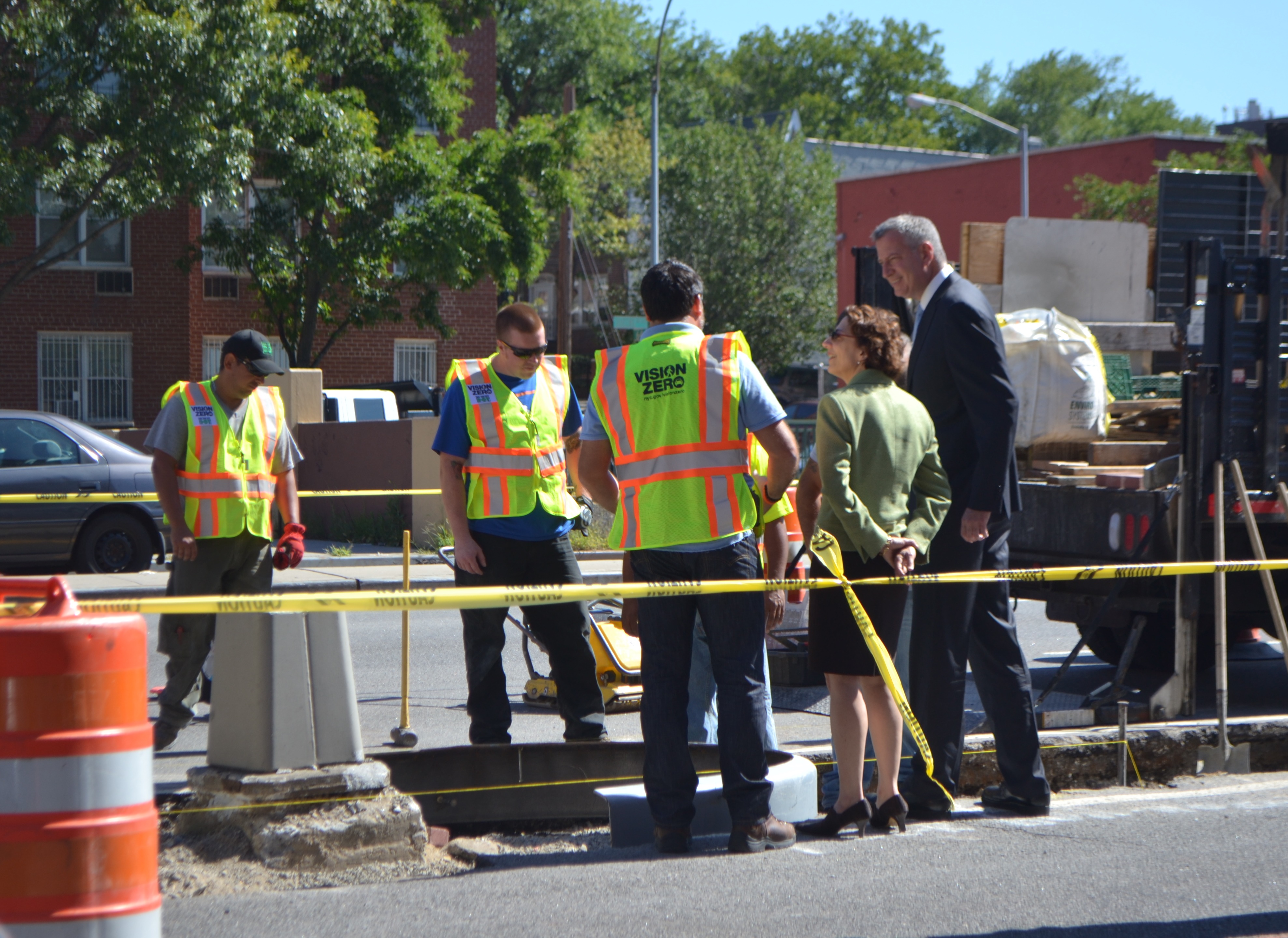 DOT Commissioner Polly Trottenberg and Mayor Bill de Blasio speak with DOT workers on Queens Boulevard near 61st Street in Woodside.