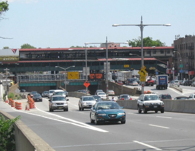 Grand-Central-Parkway-in-Astoria-Photo-via-Wikimedia-Commons-624×484