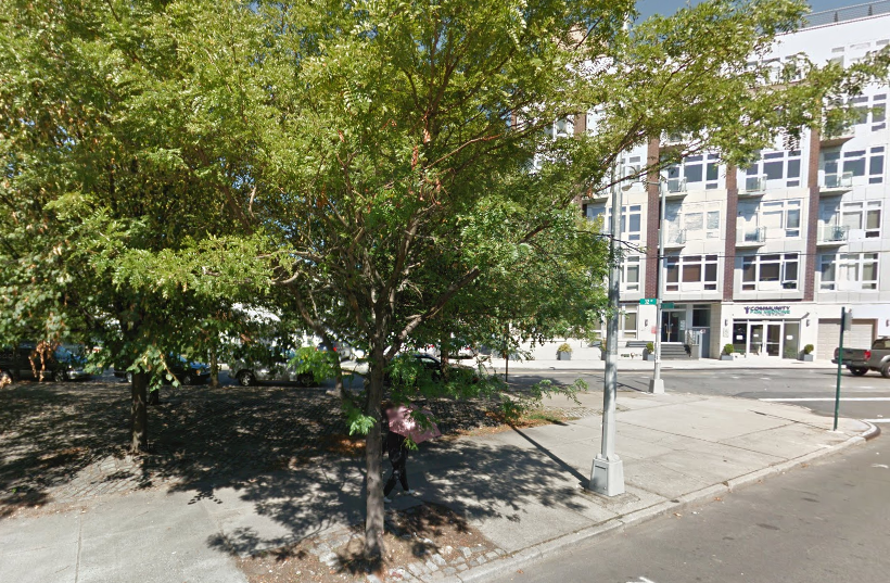 A corner of Leavitt Park located at Leavitt Street and 32nd Avenue.