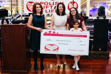 The Polish Parents Pomagaja donating money to Polish Gift of Life Inc.