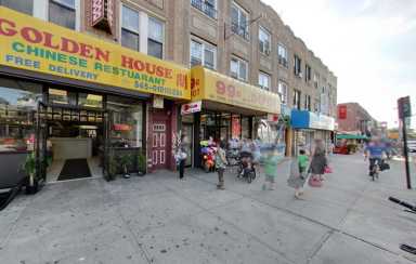 Police are looking for a group of suspects who attempted to rob this 99  Cents store in Astoria.