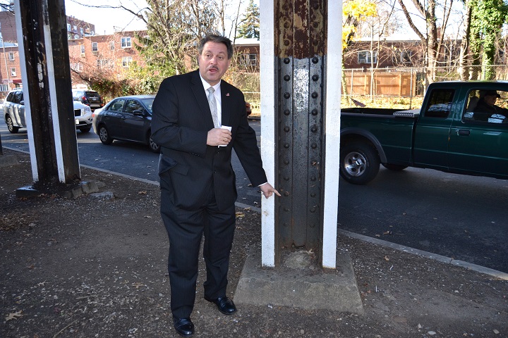 State Senator Joseph Addabbo called on the MTA to repair these deteriorating stanchions.