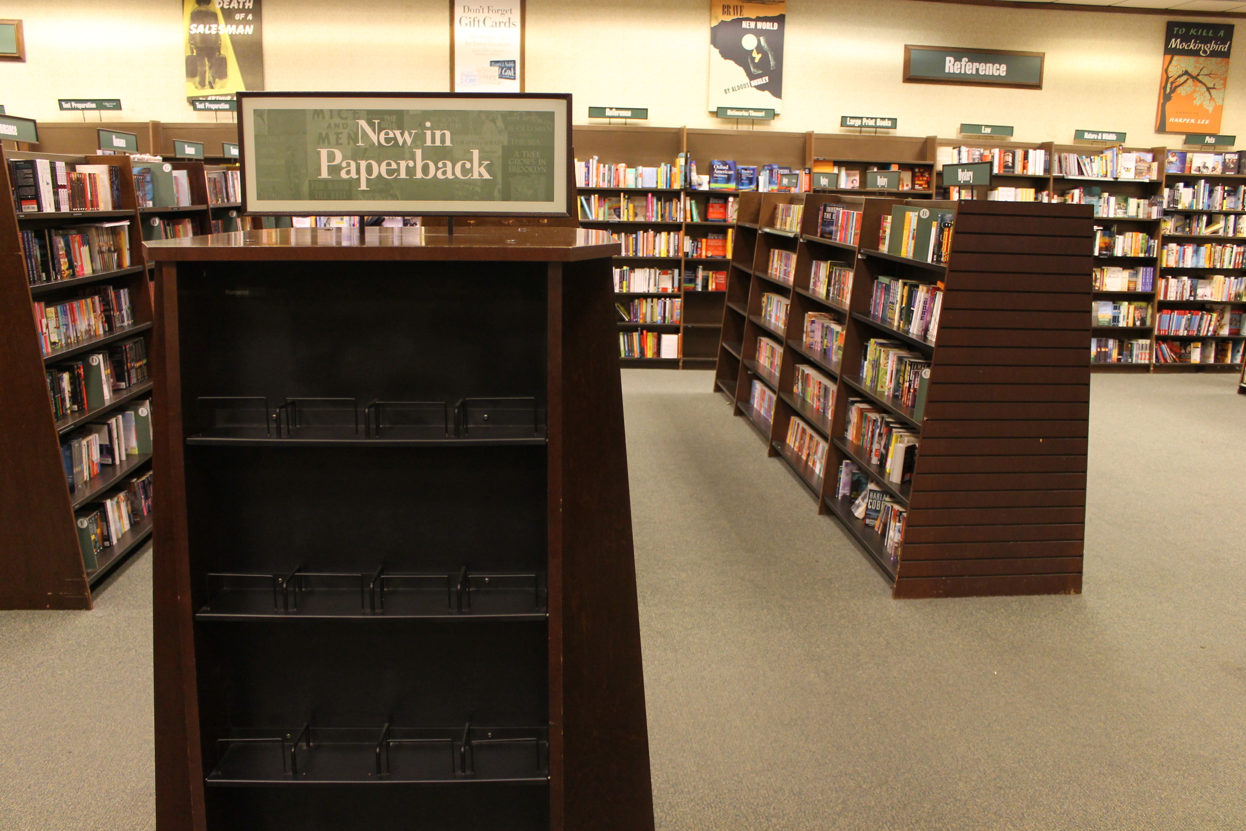 Empty Shelves Patrons Lament Demise Of Bay Terrace Barnes Noble