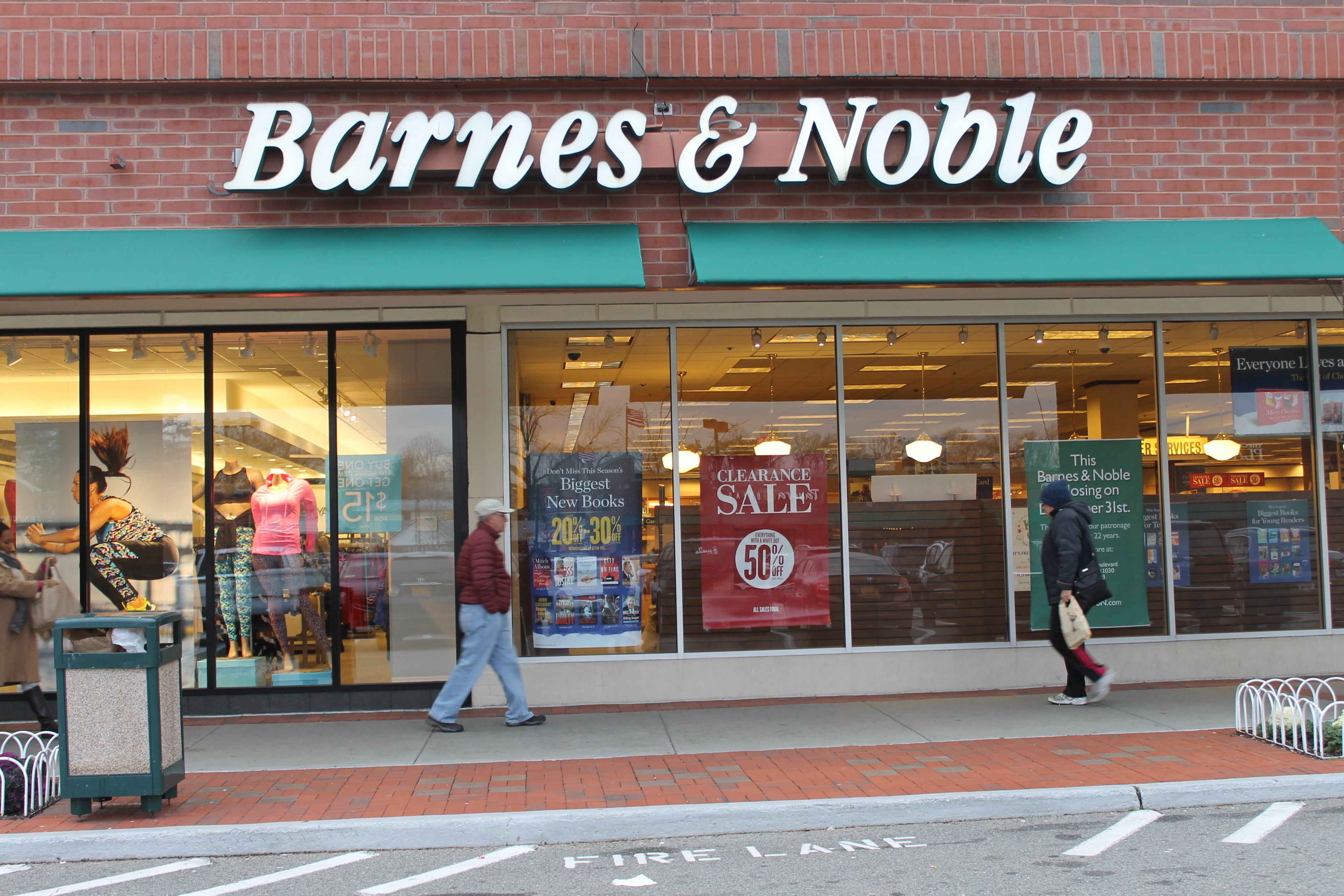 Empty Shelves Patrons Lament Demise Of Bay Terrace Barnes Noble