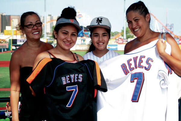 Mets fans welcome back Reyes