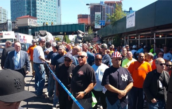 Hundreds protest Wolkoff’s use of non-union labor at 5Pointz site