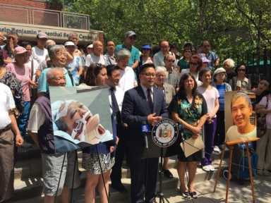 Flushing mourns death of elderly assault victim