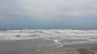 City to keep beaches and pools open through weekend