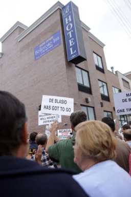 Mayor’s tweet miffs anti-shelter activists