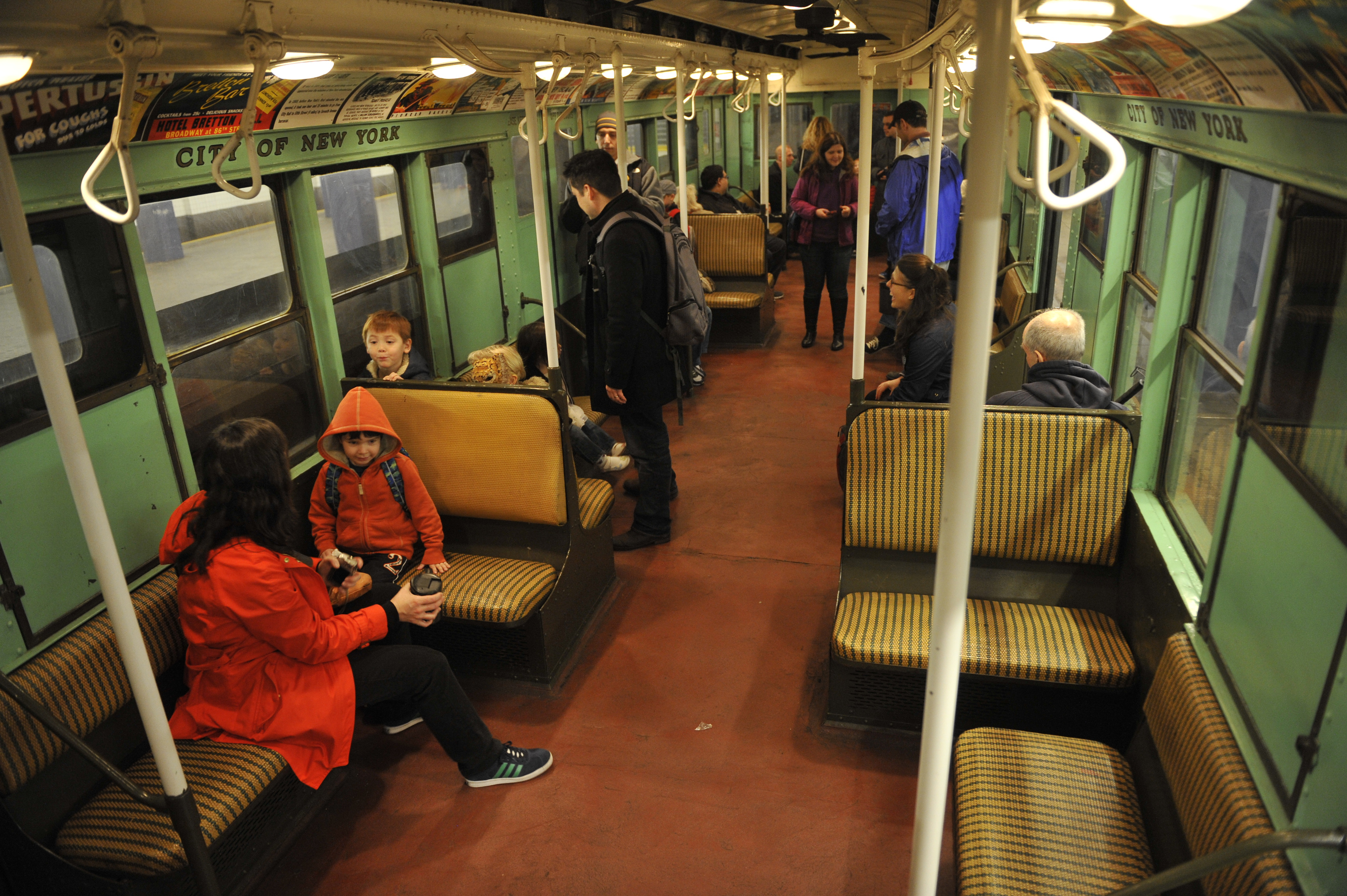 Vintage subway trains will roll through Long Island City to celebrate the holidays - QNS.com