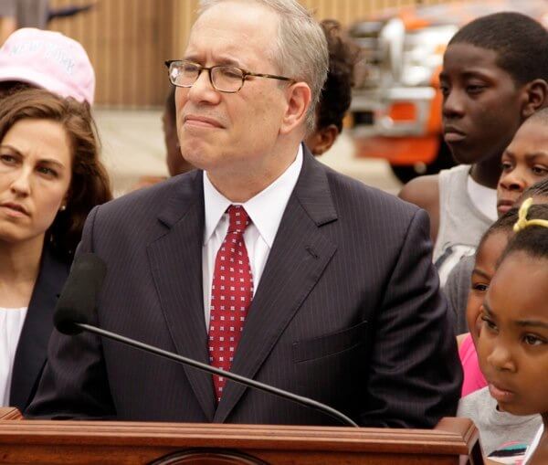 Maspeth protesters mull slander suit against de Blasio administration