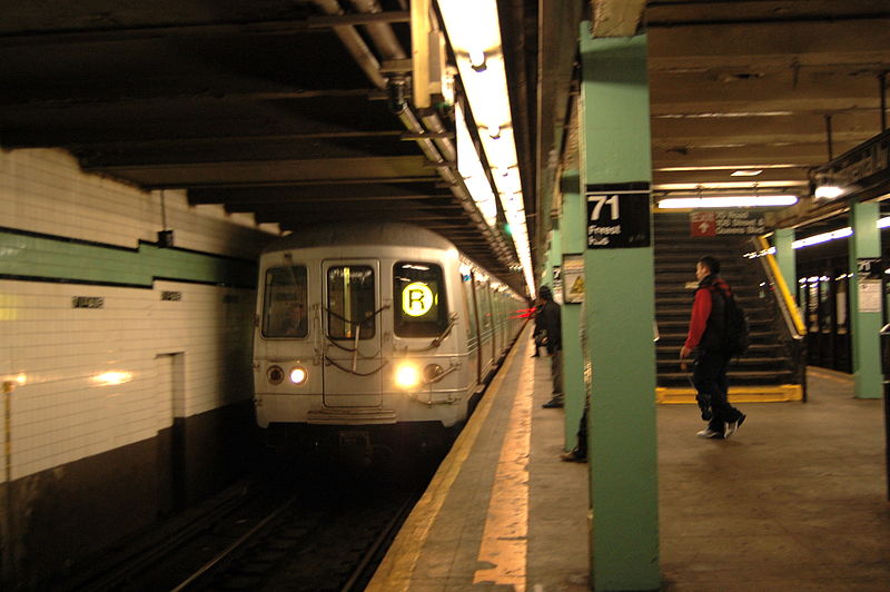 A train arriving at the 71st-Continental Avenues station in Forest Hills.