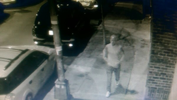 Police search for Jackson Heights robbery suspect