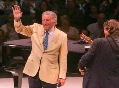 Tony Bennett charms crowds at Westbury show