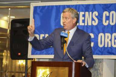 Mayor rallies the troops at Queens Democratic dinner