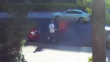 Police searching for man in connection with Kew Gardens robbery