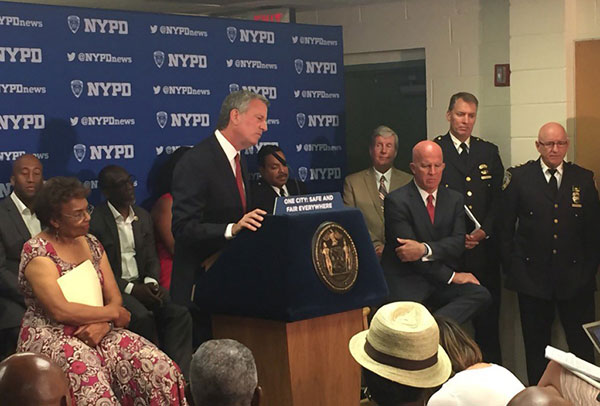 De Blasio unveils site of long-awaited 116th Precinct in Rosedale