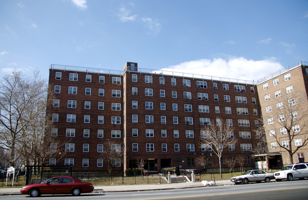 Cops looking into death of a man who was shot at the Ravenswood Houses