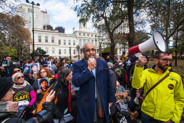 Hundreds of cyclists call for Vision Zero action at City Hall on World Day of Remembrance
